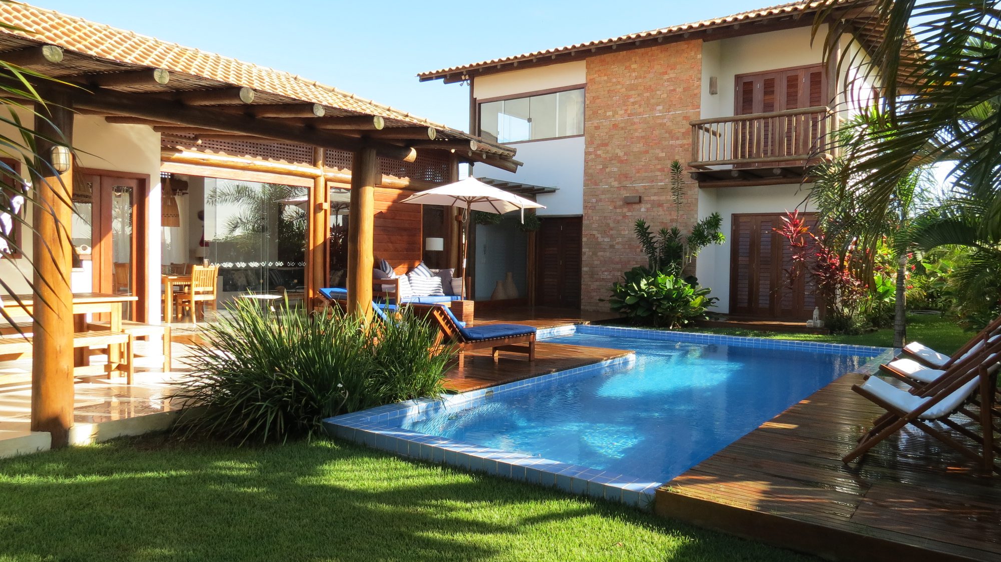 Vistamarina I: la casa, el deck y la piscina